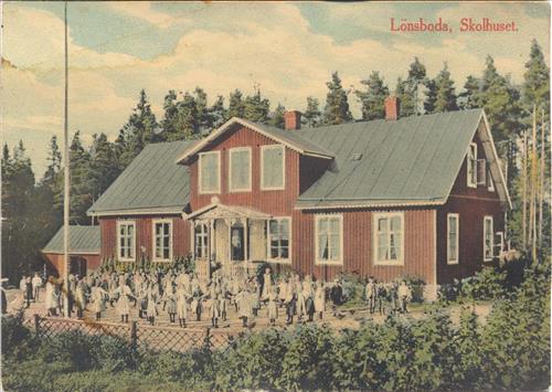 124. Skolbarn utanför skolan 1910