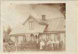 115. Familjen Lindberg framför huset 1911