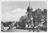 33. Hästskjutsar framför kyrkan 1945