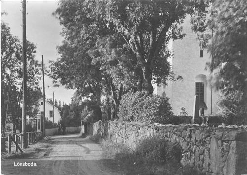 28. Gångväg framför kyrkan 1931